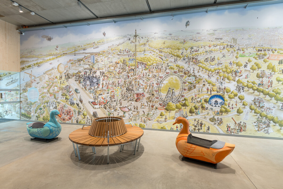 Eingangshalle des Pratermuseums mit großem Wimmelbild des Wiener Praters
