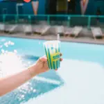 Gäste im Pool des Urban Pool Club Pratersauna Wien