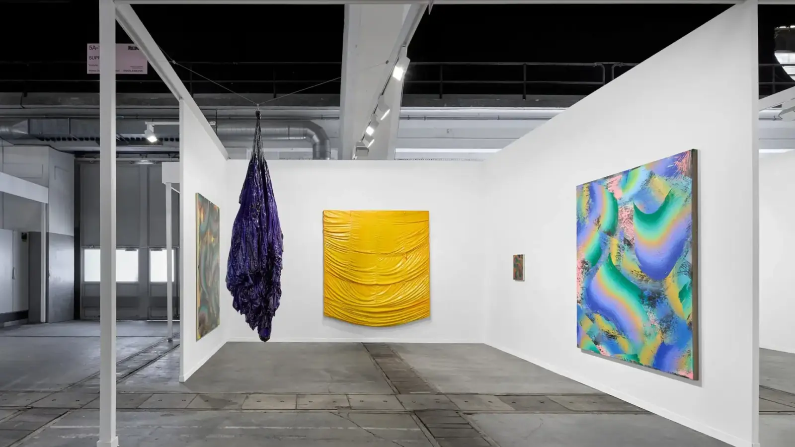 Parallel Vienna: Installationsansicht mit Werken von Clemens Wolf und Michael Ornauer bei SUPPAN