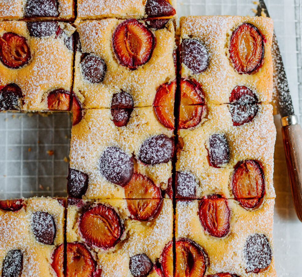 Saftiger Zwetschkenkuchen mit Zwetschken bedeckt, bestreut mit Staubzucker