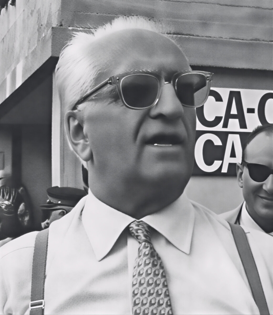 Enzo Ferrari, Schwarz-Weiß-Portrait mit dunkler Brille