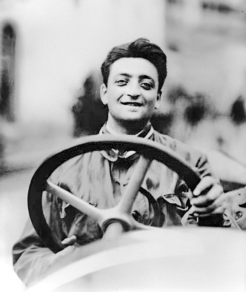 Enzo Ferrari am Steuer eines Rennwagens, Schwarz-Weiß-Aufnahme