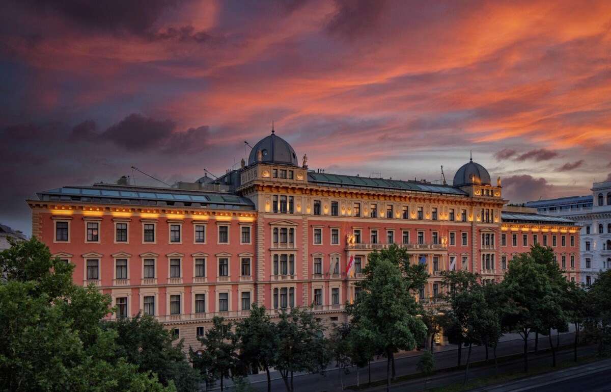 Robert Comploj Glaskunst und Anantara Palais Hansen Vienna, Außenansicht des Hotels am Ring