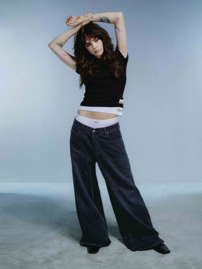 Cara Delevingne in Wide-Leg-Jeans aus der ArmedAngels DETOXDENIM-Kollektion