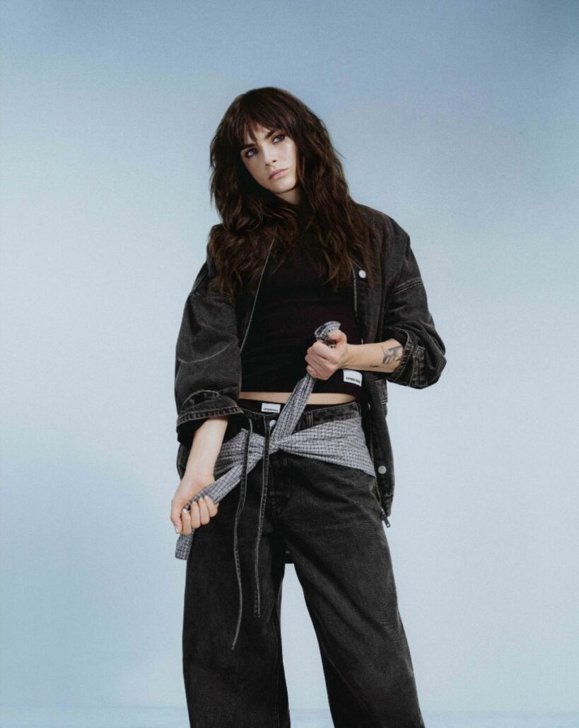 Cara Delevingne in ärmelloser ArmedAngels-Jeansweste mit Selvedge-Detail