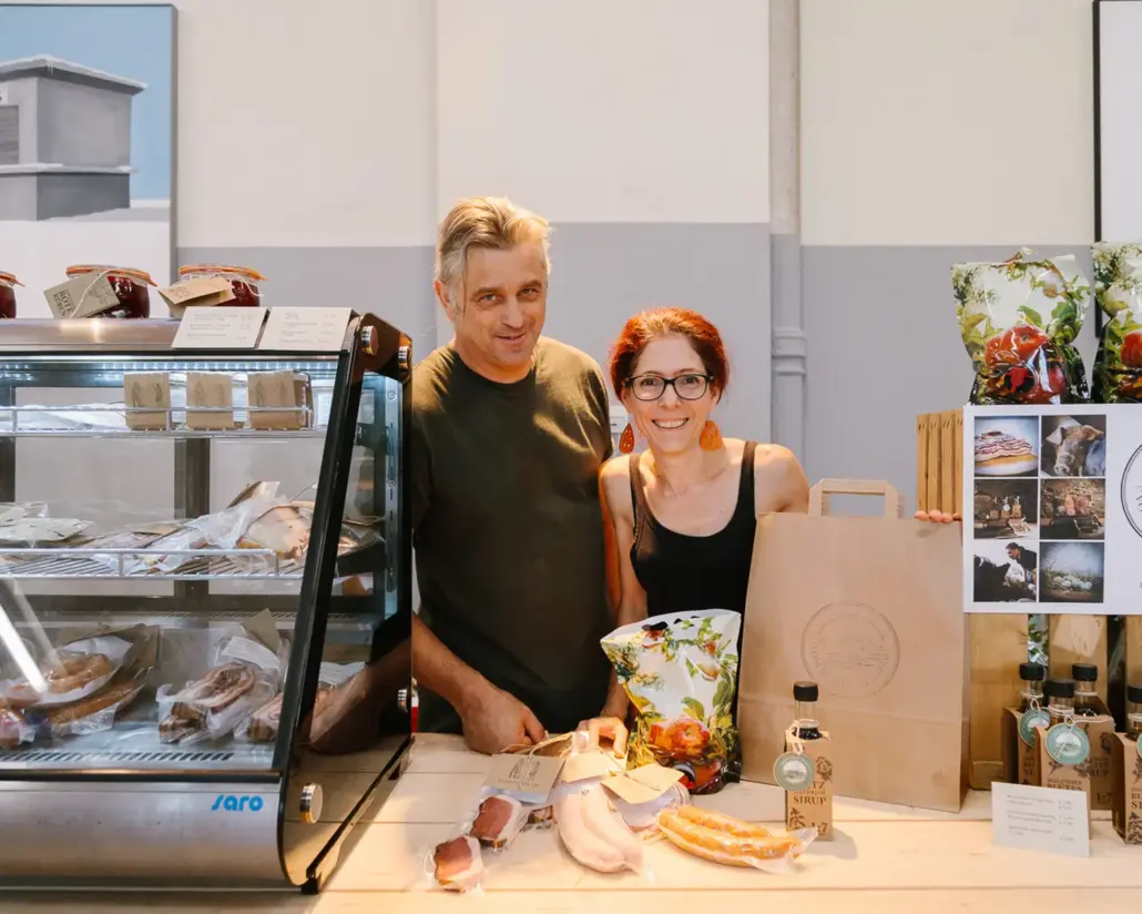 Marktstand mit BBQ-Spezialitäten in der Markterei Markthalle