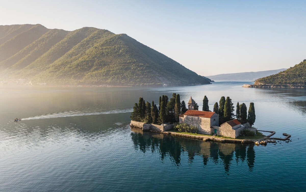 Boka-Bucht mit Kircheninsel bei Dämmerung, Montenegro