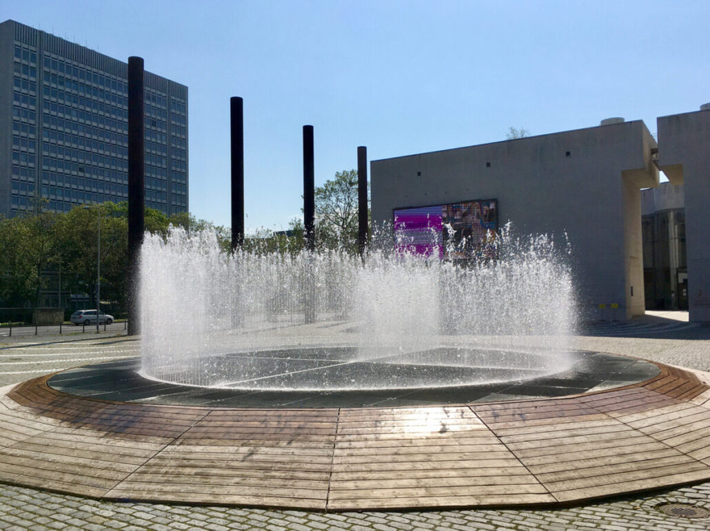 Bundeskunsthalle Bonn mit Springbrunnen, Museumsmeile Bonn