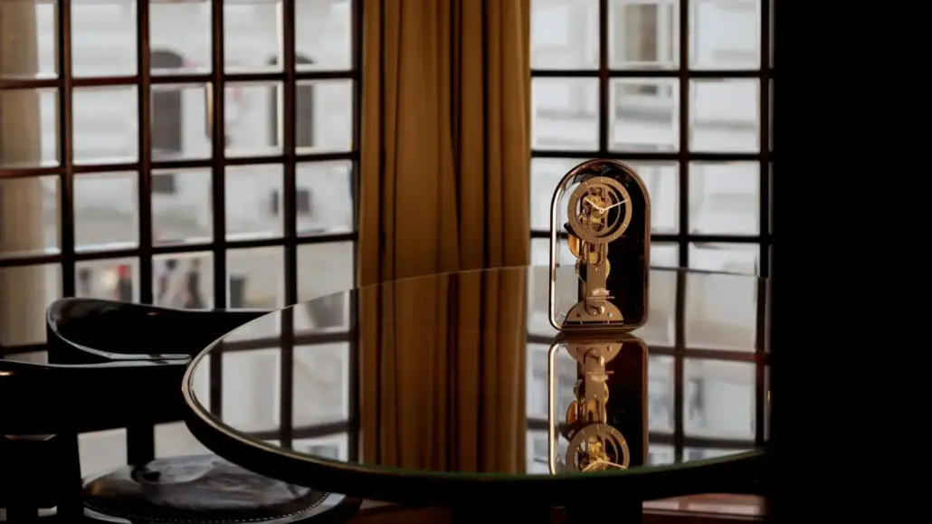 Seitenansicht der Table Waltz Tourbillon von Carl Suchy & Söhne mit sichtbarer Glasgravur von Lobmeyr