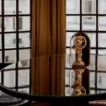 Seitenansicht der Table Waltz Tourbillon von Carl Suchy & Söhne mit sichtbarer Glasgravur von Lobmeyr