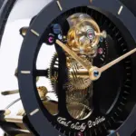 Nahaufnahme des sichtbaren Tourbillons der Table Waltz von Carl Suchy & Söhne