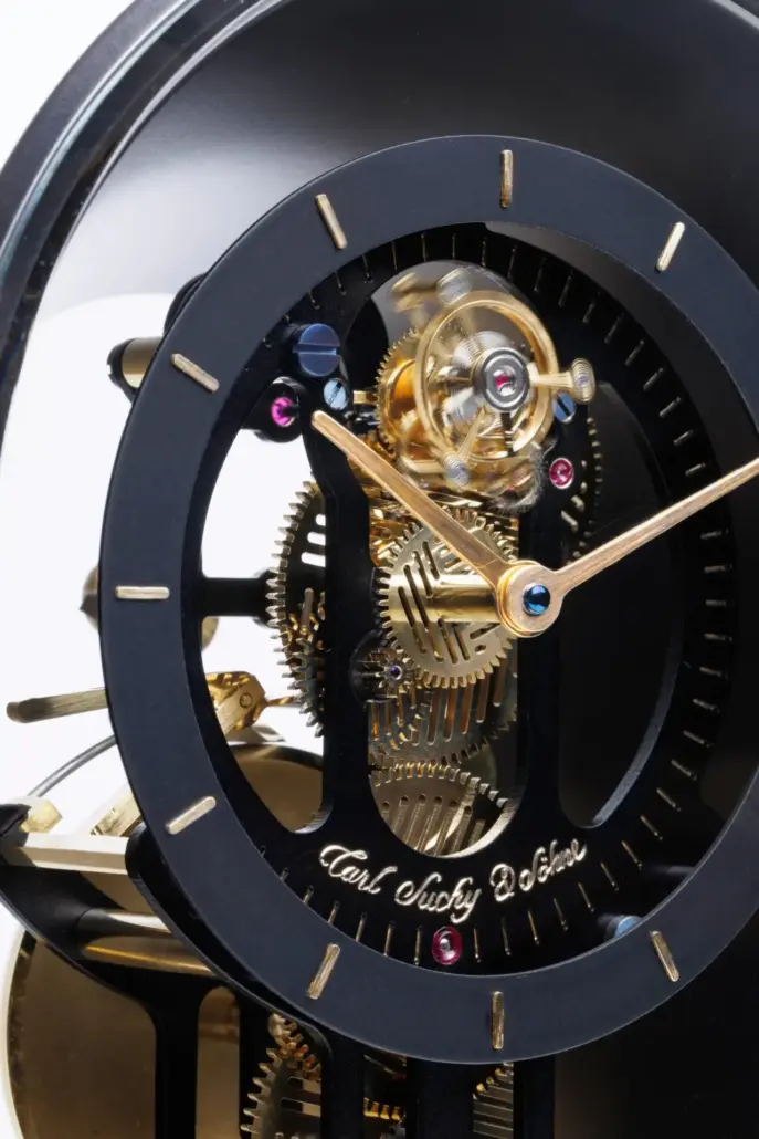Nahaufnahme des sichtbaren Tourbillons der Table Waltz von Carl Suchy & Söhne