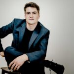 Christoph Traxler am Klavier bei Hommages zwischen Wort und Ton im MuTh