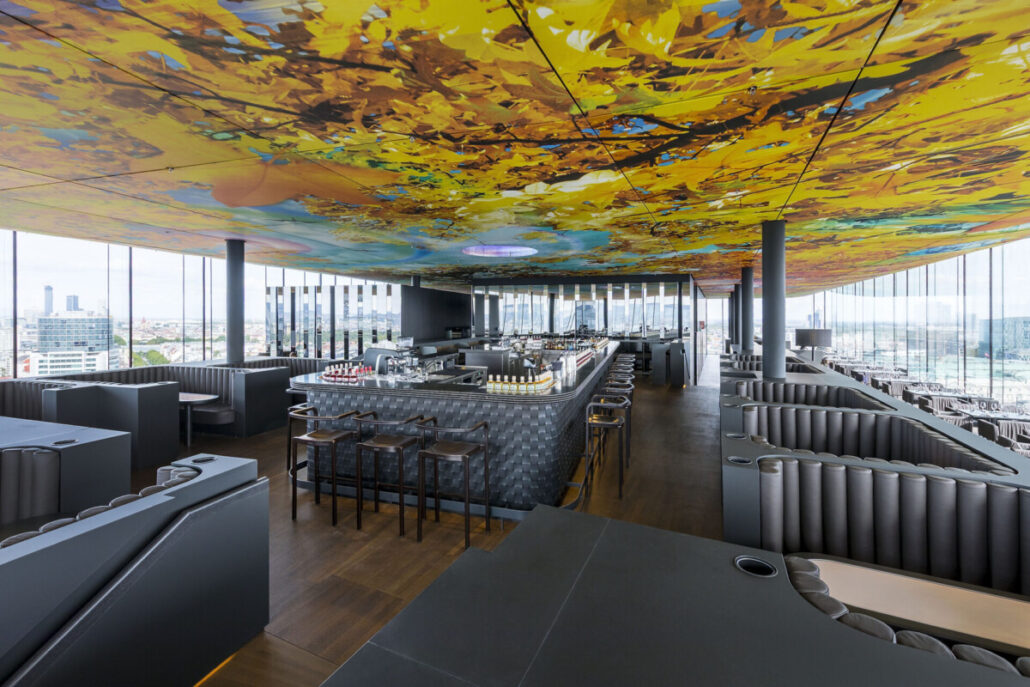 Bar von Das LOFT in Wien mit Blick auf die beleuchtete Stadt