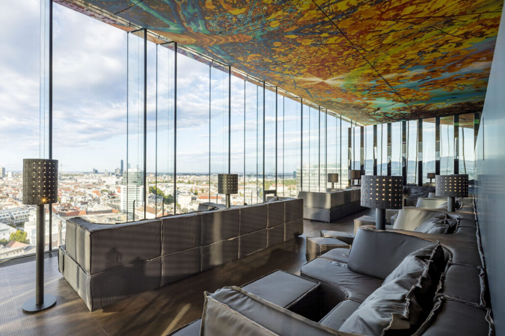 Neu gestalteter Gastraum von Das LOFT im Design Tower Wien