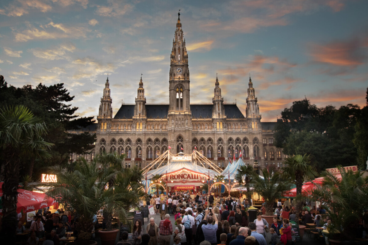 Das blau-weiße Roncalli-Chapiteau am Wiener Rathausplatz, Archivaufnahme