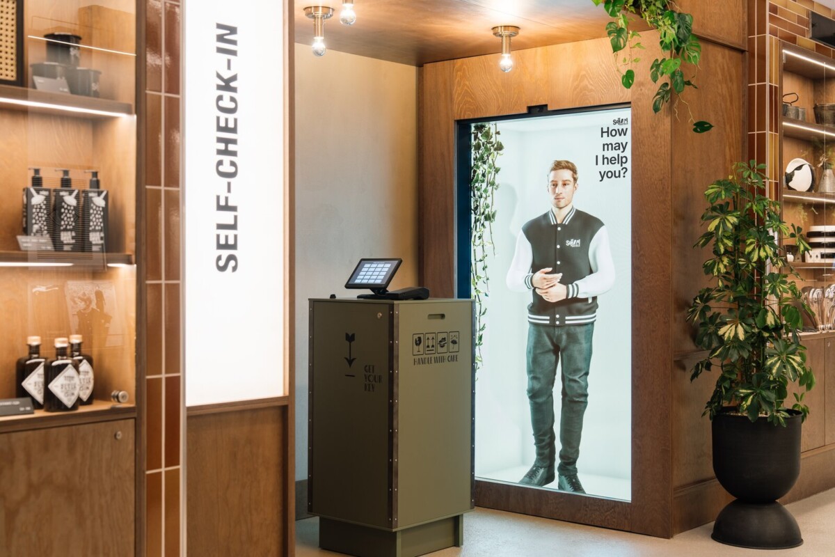 Digitaler Avatar am Self-Check-in-Terminal im Hotel Schani Naschmarkt