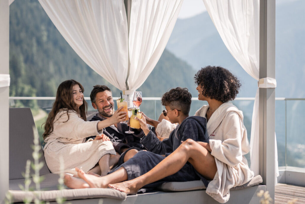 Familie beim Stock Resort im Zillertal während der Herbstferien