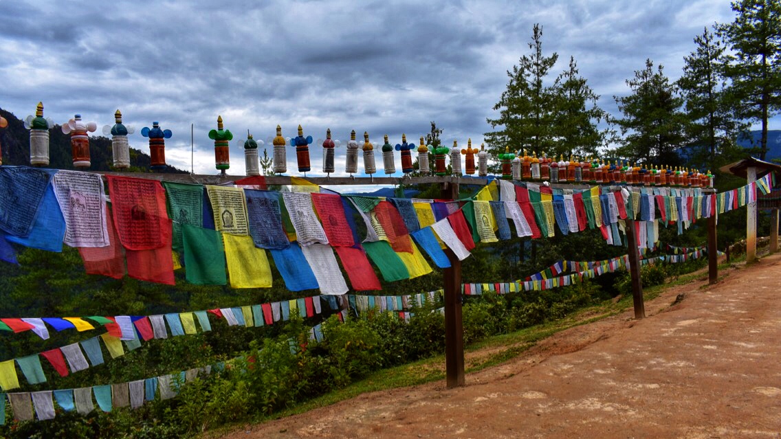 Buddhistische Gebetsfahnen auf dem Weg zum Kloster Paro Taktsang in Bhutan