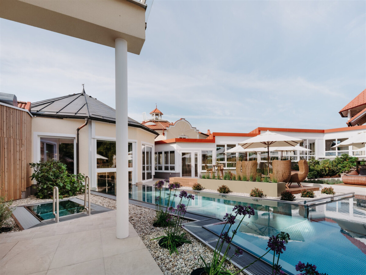 Outdoorpool im Wellnessgarten des Geniesserhotels Bergergut im Mühlviertel
