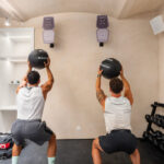 HYROX-Training mit Medizinbällen im Pain Room von HOS Wien