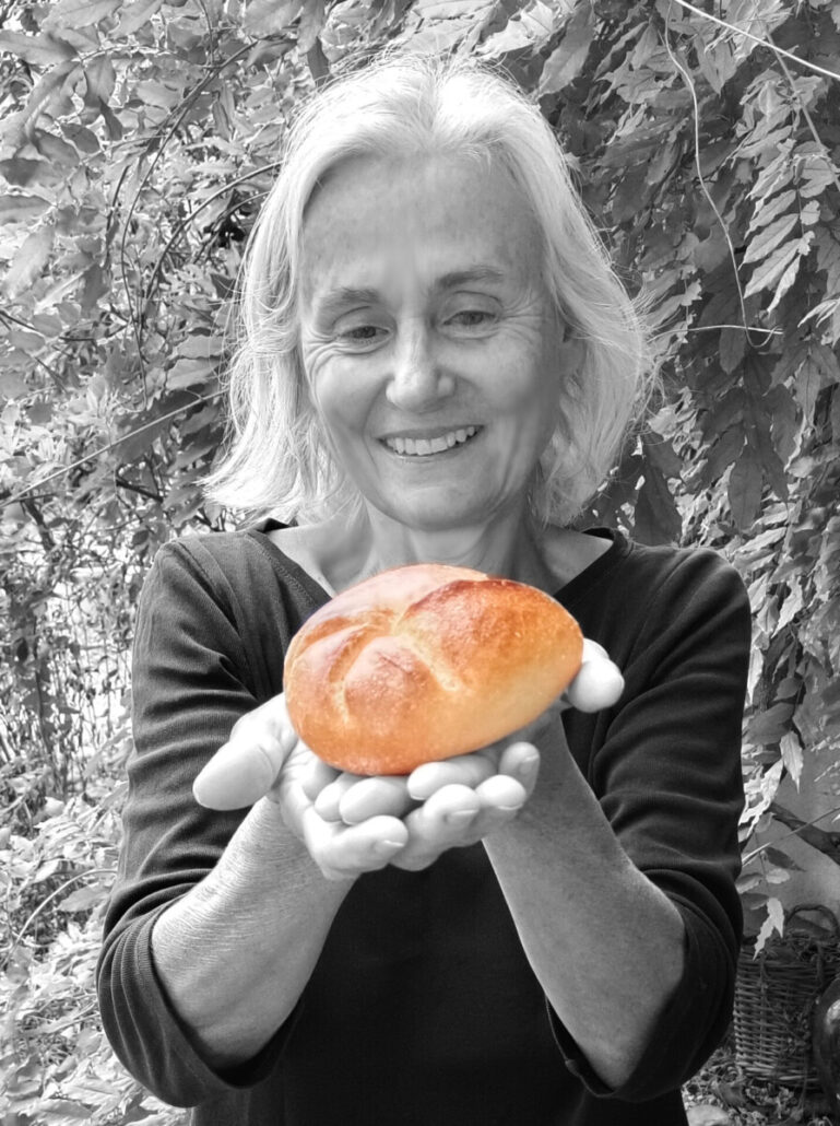 Kuratorin Heidi Strobl hält eine Handsemmel in die Höhe, Wien
