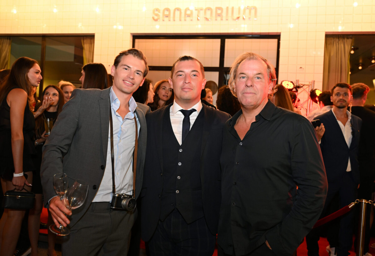 Jakob Trummer mit Vater Albert und Bruder Julian vor der Eröffnung des Sanatorium in Wien