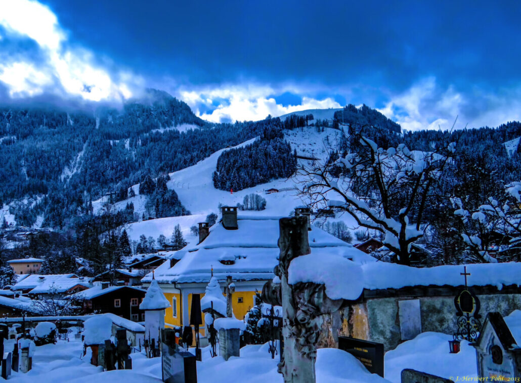 Kitzbühel in Tirol, im Hintergrund der Hahnenkamm mit der Streif