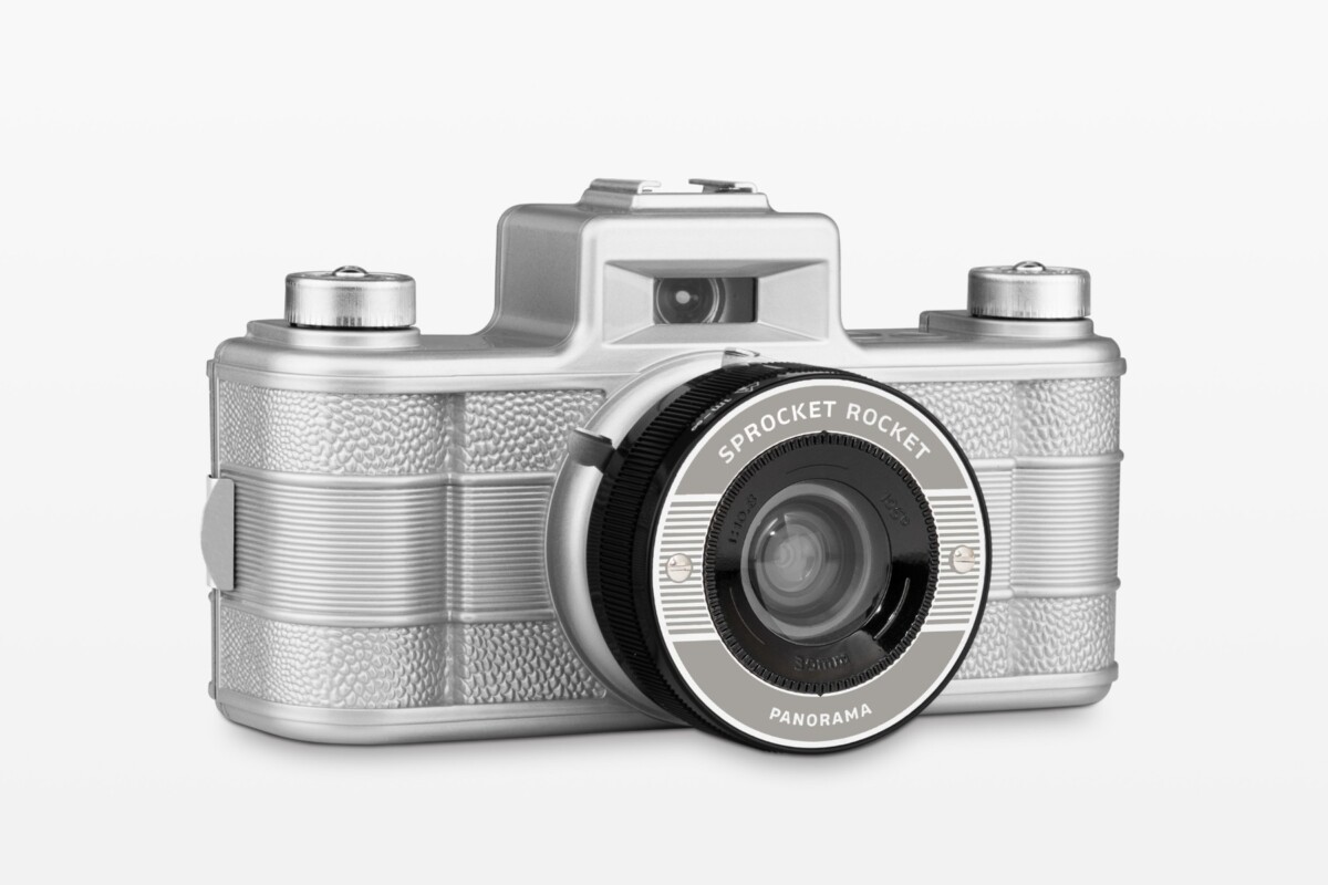 Lomography Sprocket Rocket Starlight Edition, Seitenansicht mit Objektiv