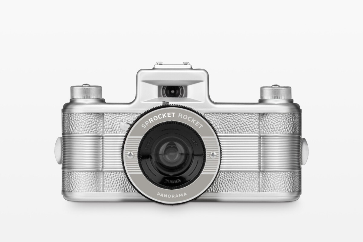 Lomography Sprocket Rocket Starlight Panoramakamera vor grauem Hintergrund