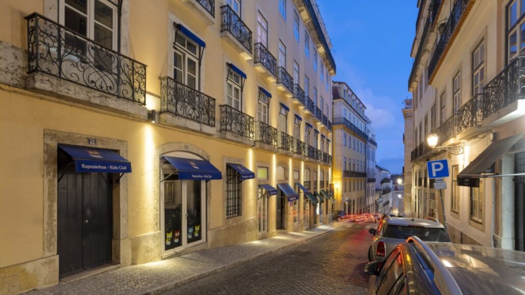 Martinhal Lisbon Chiado in der Rua das Flores bei Dämmerung