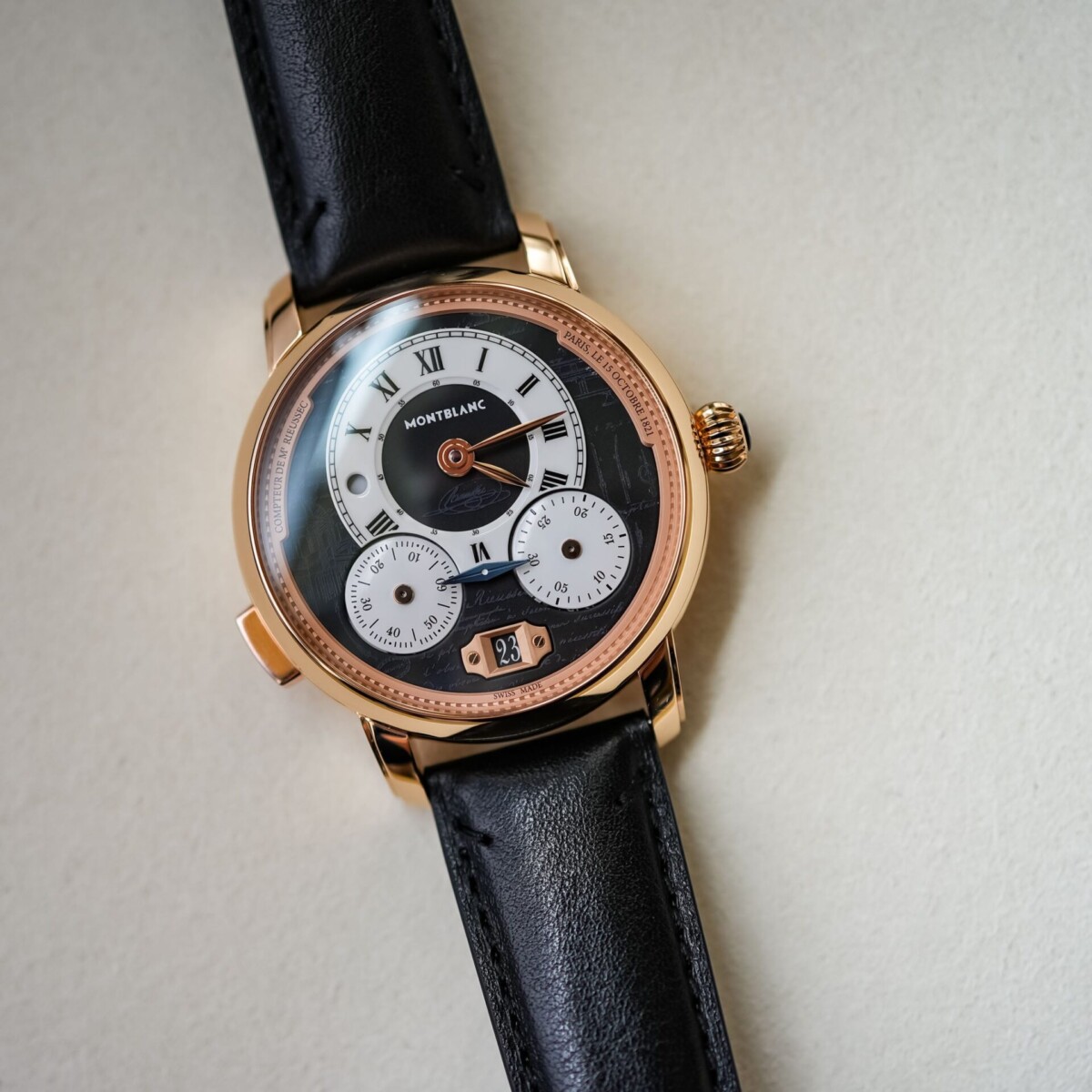 Zifferblatt des Montblanc Star Legacy Nicolas Rieussec Chronograph mit leuchtenden Archiv-Inschriften