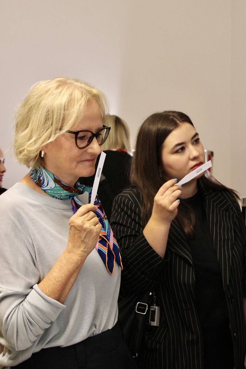 Gäste testen Duftproben beim In-House Press Day von Nägele & Strubell am Graben