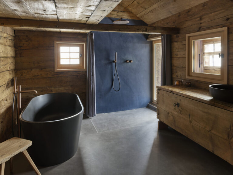 Ein Walserhaus badet in Gletscherblau