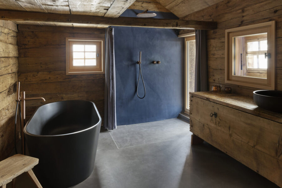 Ein Walserhaus badet in Gletscherblau