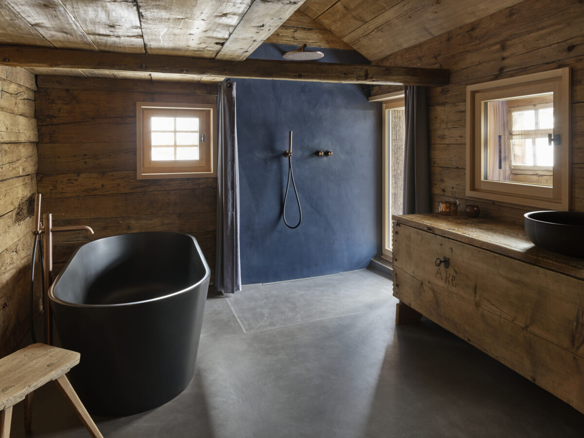 Ein Walserhaus badet in Gletscherblau