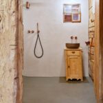 Graphitfarbener Naturofloor-Boden im kleinen Gäste-WC des Baschli Hauses