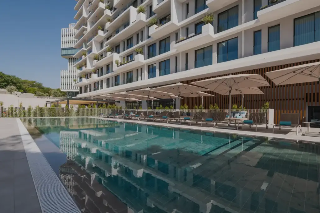 Pool und Fassade des Martinhal Lisbon Oriente im Parque das Nações