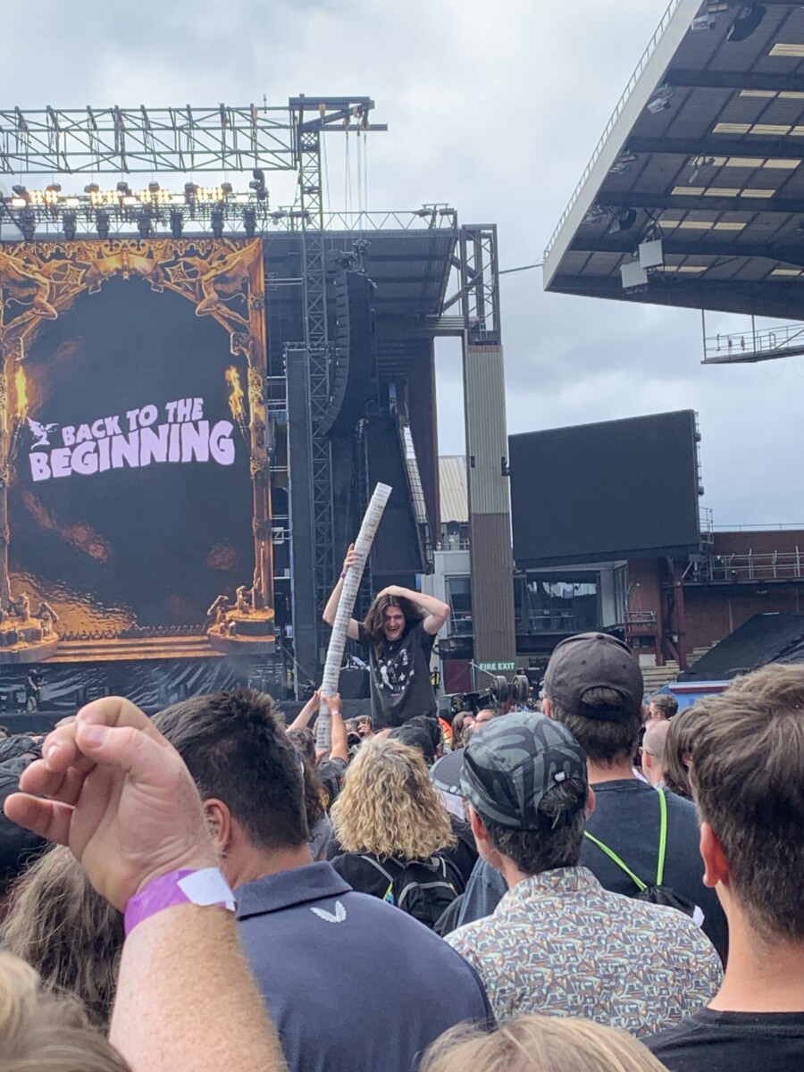 Publikum im Villa Park Birmingham beim Konzert Back to the Beginning