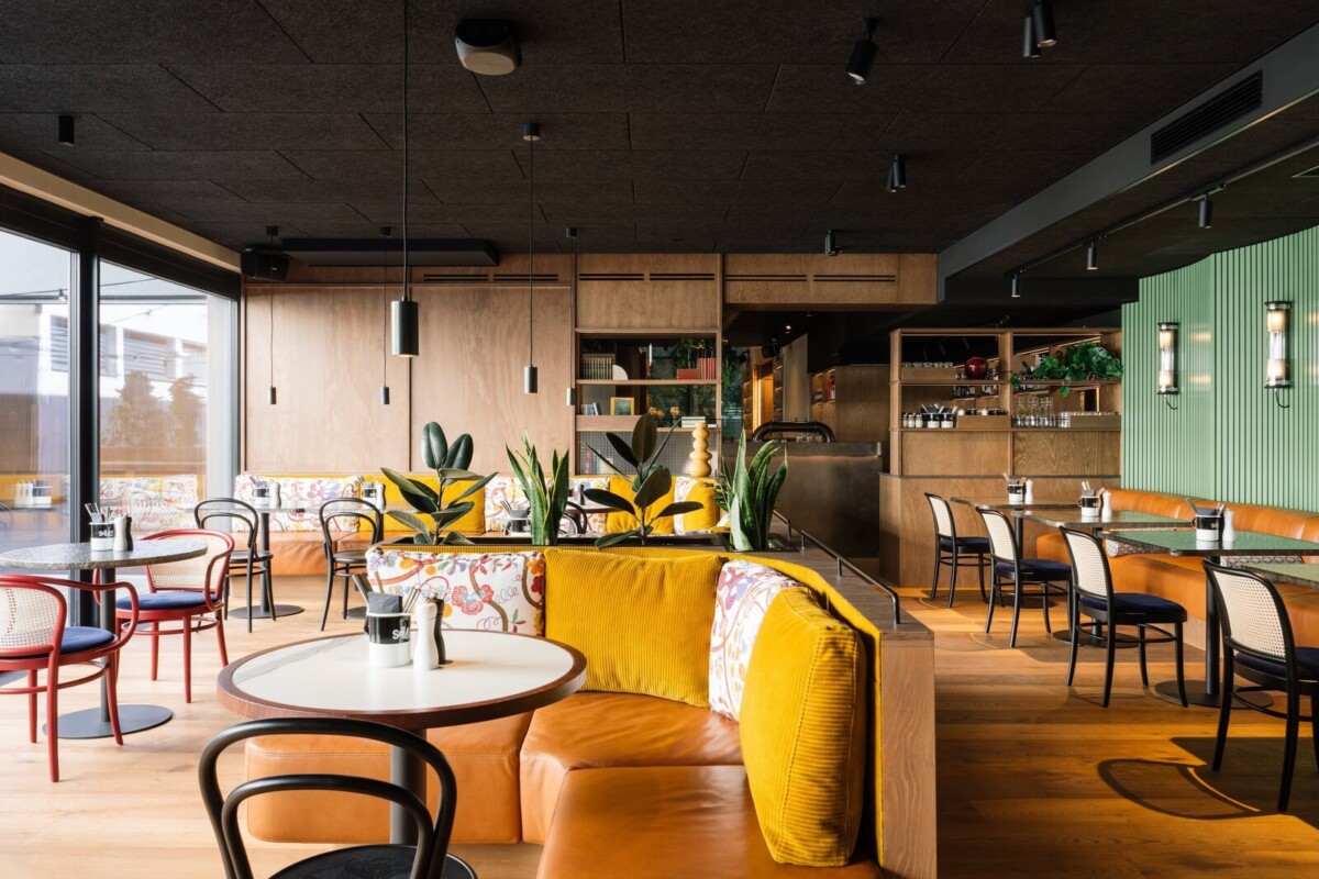 Sitzbereich zwischen Restaurant und Lobby im Hotel Schani Naschmarkt