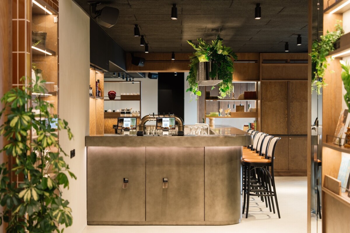 Rezeptionsbereich mit Messing- und Aluminiumdetails im Hotel Schani Naschmarkt