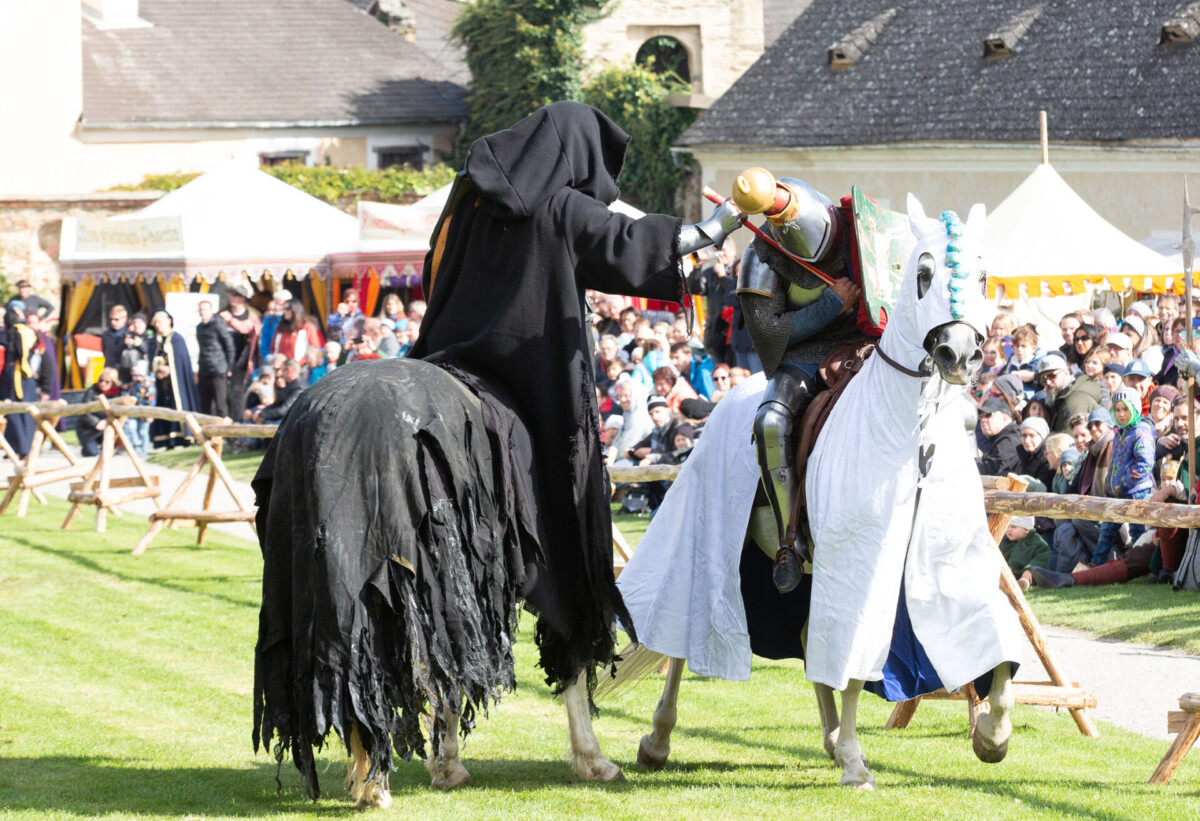 Zwei Ritter zu Pferd im Schaukampf beim Ritterturnier Rosenburg