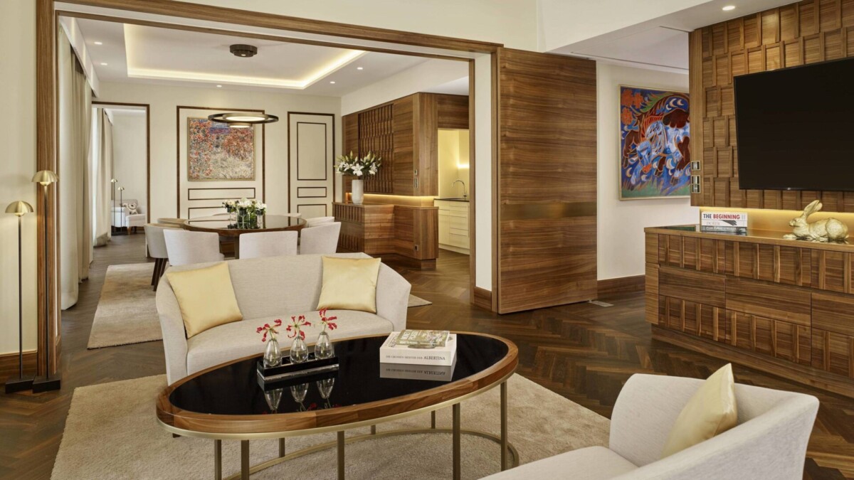 Wohnbereich der Albertina Suite im Ritz-Carlton Vienna mit Kunstwerken der Sammlung Batliner