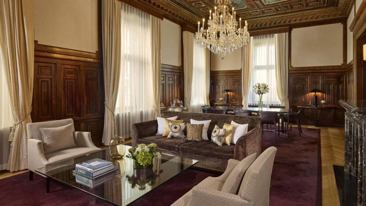 Wohnbereich der Presidential Suite im Ritz-Carlton Vienna mit Deckenfresko von August Eisenmenger