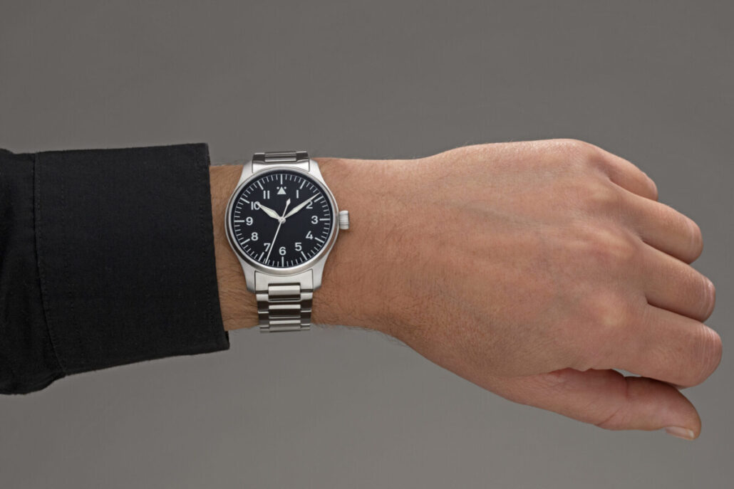 STOWA Flieger Klassik 40 Flight to 100 am Handgelenk mit Fliegerlederband
