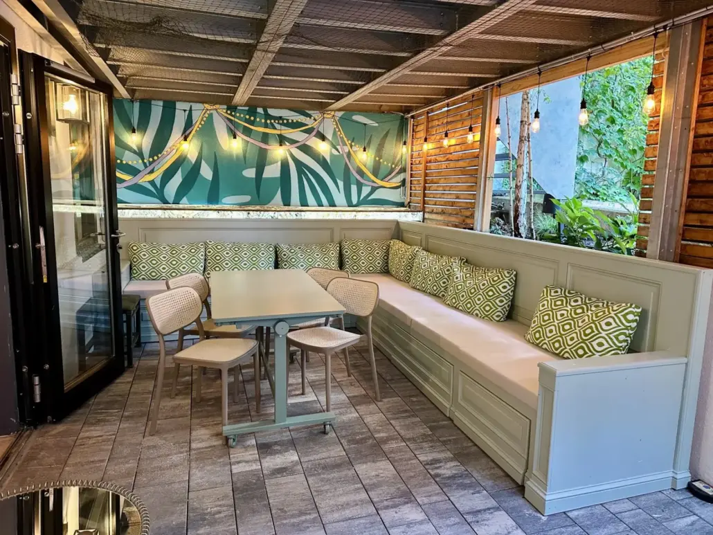 Die Terrasse von George's Bar am Gaudenzdorfer Gürtel, Wien