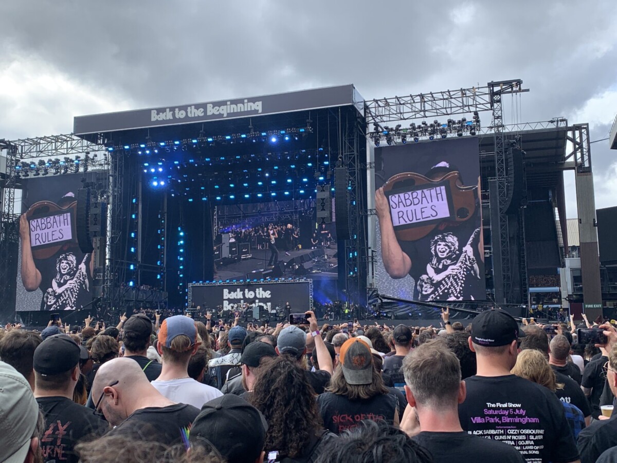 Tom Morello als musikalischer Leiter auf der Bühne bei Back to the Beginning