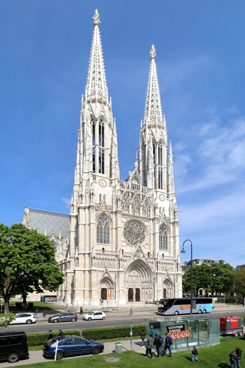 Die Votivkirche am Rooseveltplatz im 9. Bezirk Alsergrund