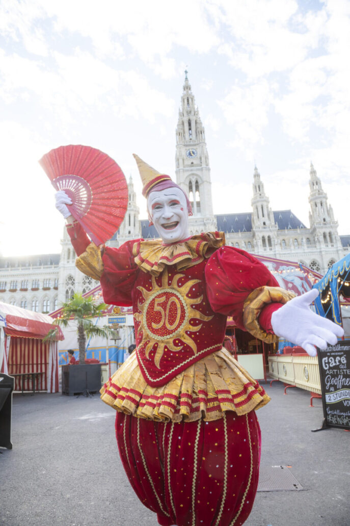 Roncalli-Weißclown Gensi vor dem Wiener Rathaus zur Jubiläumspremiere