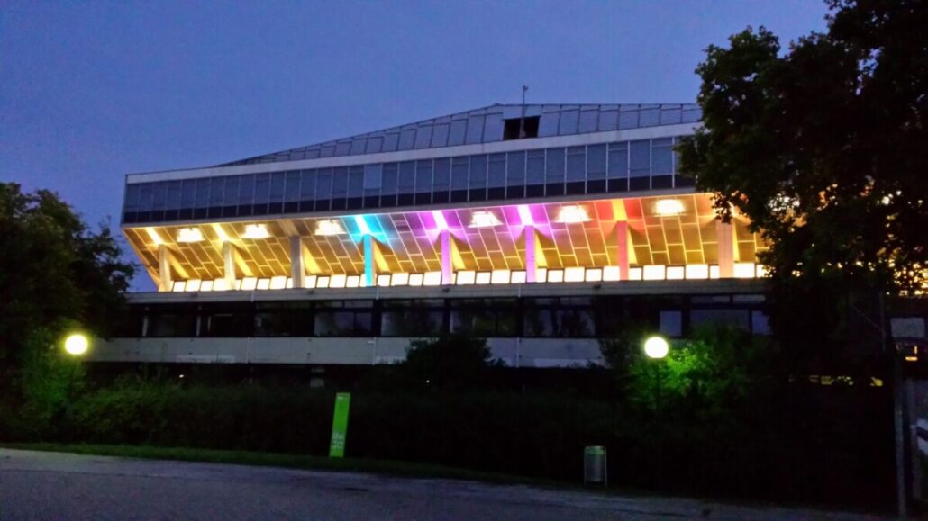 Die Wiener Stadthalle bei Nacht, eine der Bühnen, die vom Kulturteuro betroffen wären